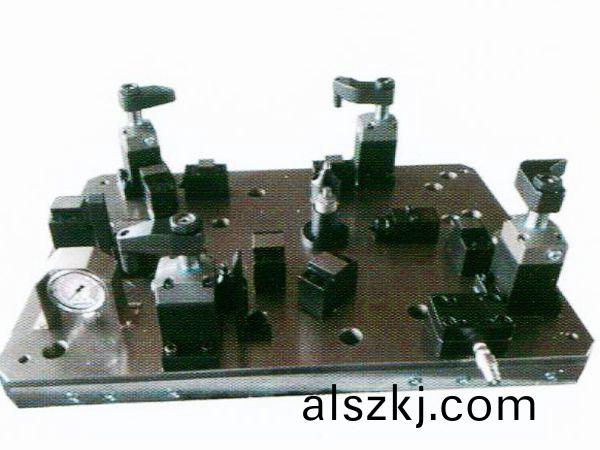 齒輪(lun)室(shi)罩(zhao)蓋液(ye)壓裌(jia)具